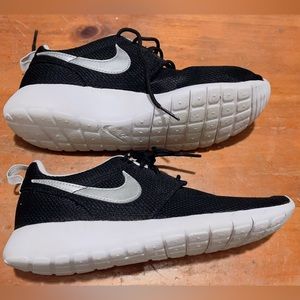 Nike Roshe One Black Metallic Silver size 5.5Y